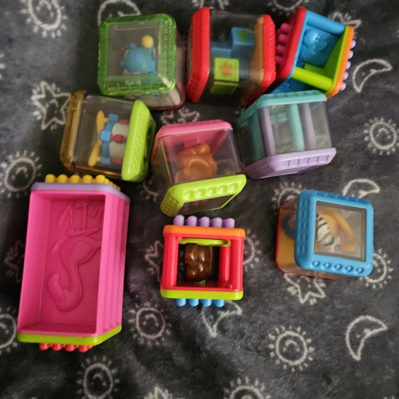 Vintage fisher price bucket w sensory blocks - Picture 3 of 7